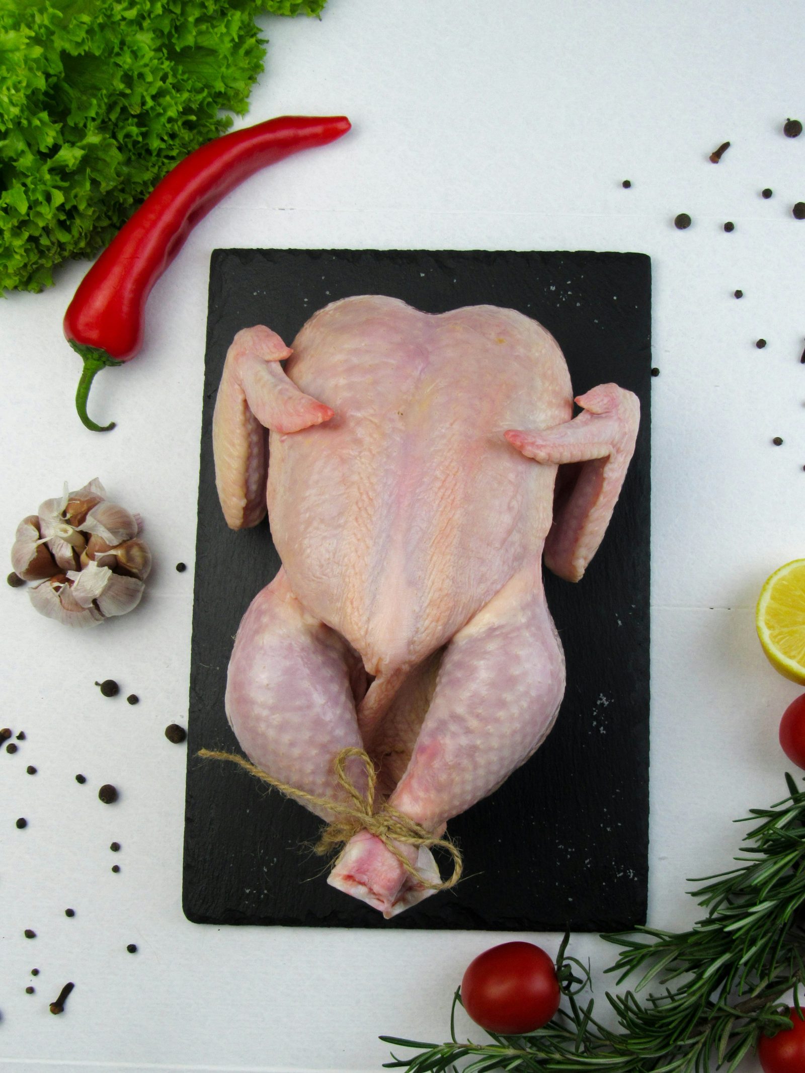 Poulet entier prêt à cuire